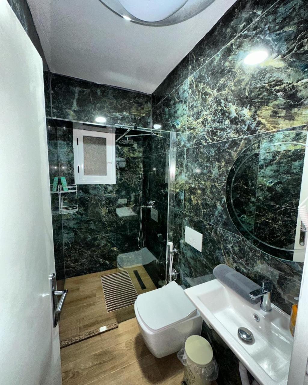 Hotel HER Vlorë Exterior foto
