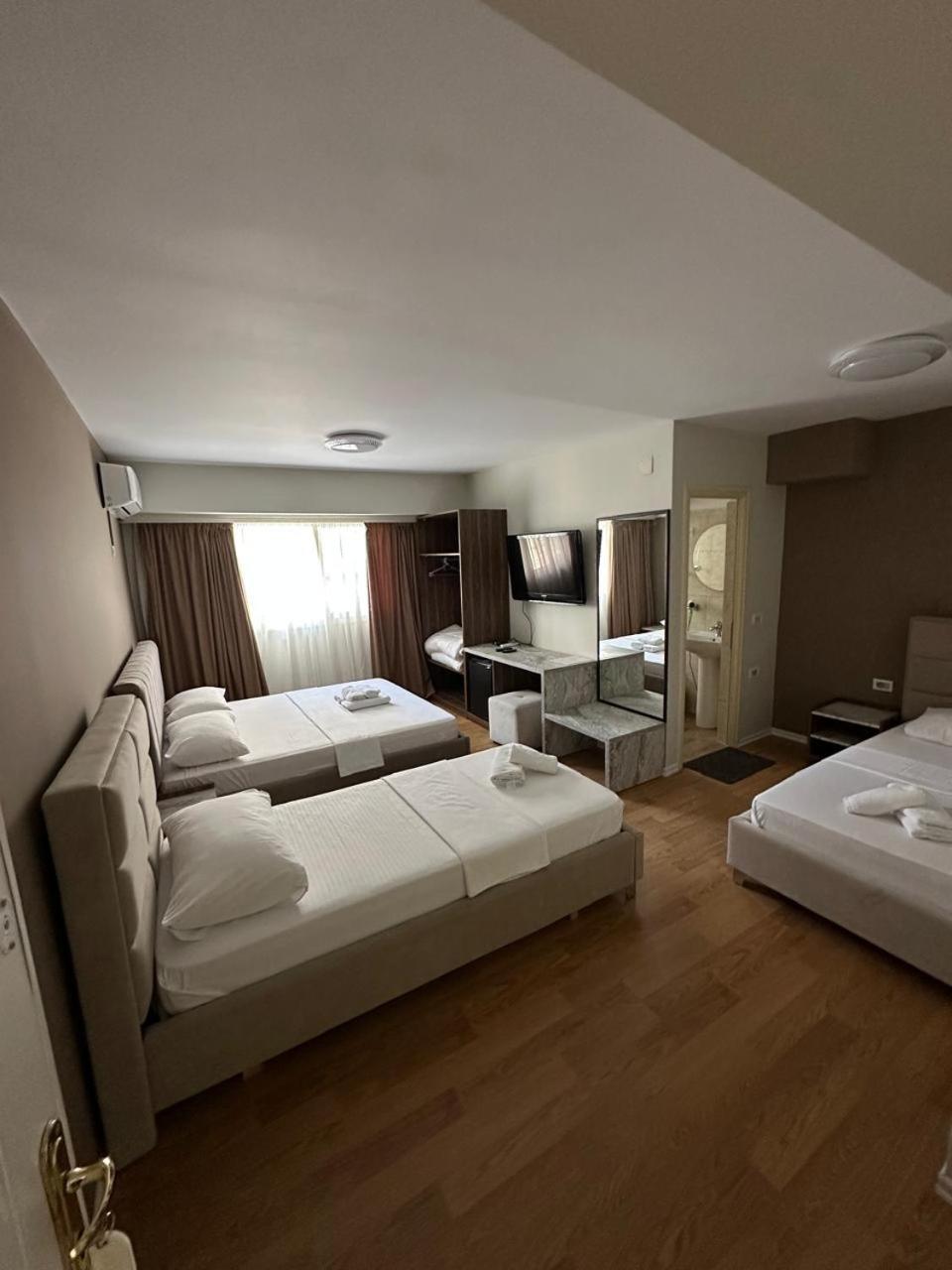 Hotel HER Vlorë Exterior foto