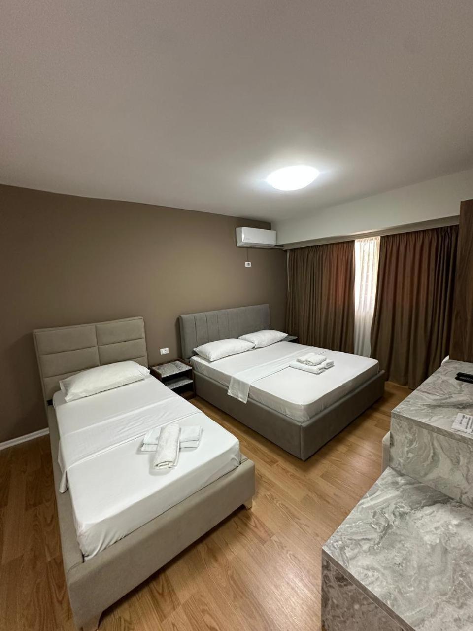Hotel HER Vlorë Exterior foto