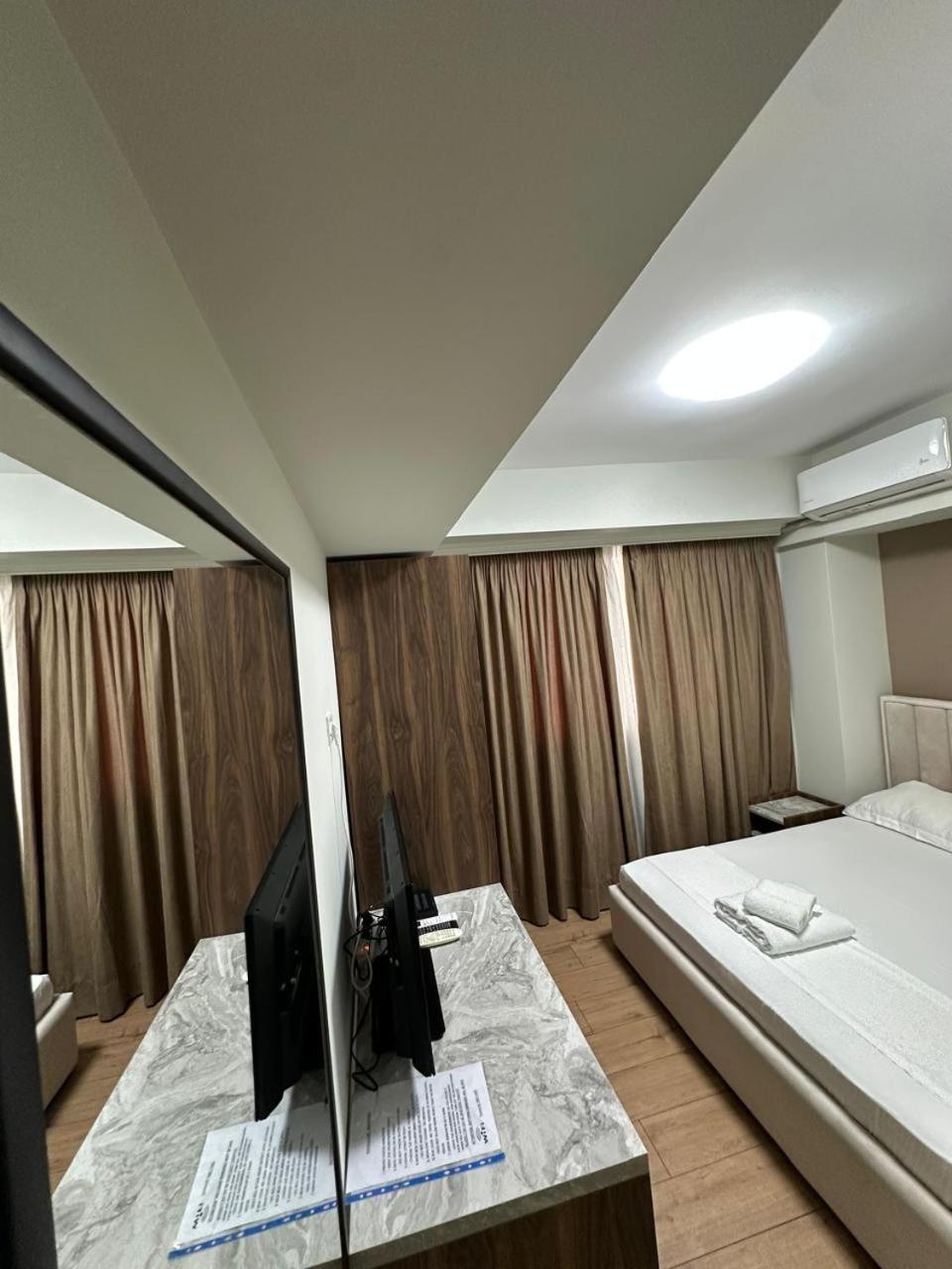Hotel HER Vlorë Exterior foto
