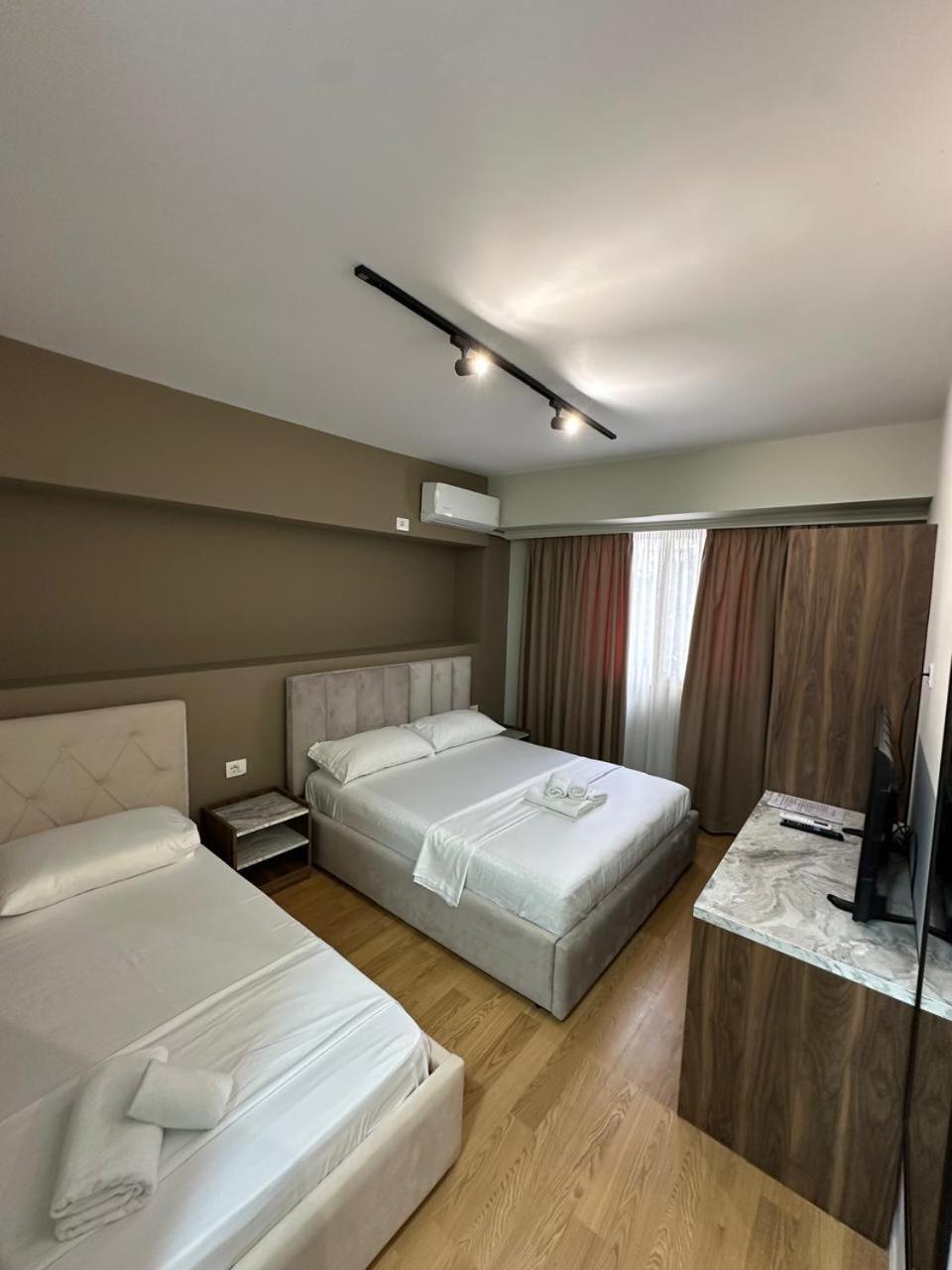 Hotel HER Vlorë Exterior foto